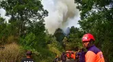 Petugas pemadam kebakaran memadamkan api di Taman Nasional Bromo Tengger Semeru di Desa Ngadas, Malang, Jawa Timur, 5 Agustus 2026. (AFP/ Muhammad Firman)