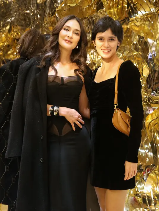 Luna Maya tampak berbincang akrab dengan Renata Kusmanto. Keduanya terlihat anggun dan elegan. / Foto: Adrian - Fimela.com.