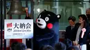 Maskot prefektur Kumamoto bernama Kumamon memukul lonceng menandai penutupan pedagangan bursa saham 2016 di Bursa Efek Tokyo, Jepang, Jumat (30/12). (REUTERS/Toru Hanai)
