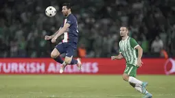 Penyerang Paris Saint Germain (PSG) Lionel Messi mengontrol bola pada pertandingan kedua Grup H Liga Champions 2022/2023 kontra klub Israel Maccabi Haifa di Sammy Ofer Stadium, Kamis (15/9/2022) dini hari WIB. Dijamu Maccabi Haifa, PSG menang 3-1 setelah trio Lionel Messi, Kylian Mbappe dan Neymar sama-sama menyumbang gol. (AP Photo/Ariel Schalit)