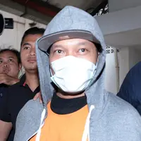 Iwa K tengah menjalani proses asesment hukum di ruang Balai Laboratorium Narkoba BNN. Belum diketahui hasilnya, hal itu bisa menentukan apakah Iwa K mendapatkan izin untuk di rehabilitasi. (Deki Prayoga/Bintang.com)