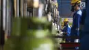 Pekerja melakukan proses pengisian LPG ke tabung Elpiji 3 kg di Depot LPG Tanjung Priok, Jakarta, Senin (21/5). Pertamina meningkatkan produksi pengisian tabung Elpiji 3 Kg sebanyak 4 persen selama bulan Ramadan. (Liputan6.com/Angga Yuniar)