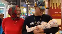 Momen Saat Anak Sule Bertemu Ibunya, Rizky Febian Gendong Bayi Lina (sumber:YouTube/Putri Delina)