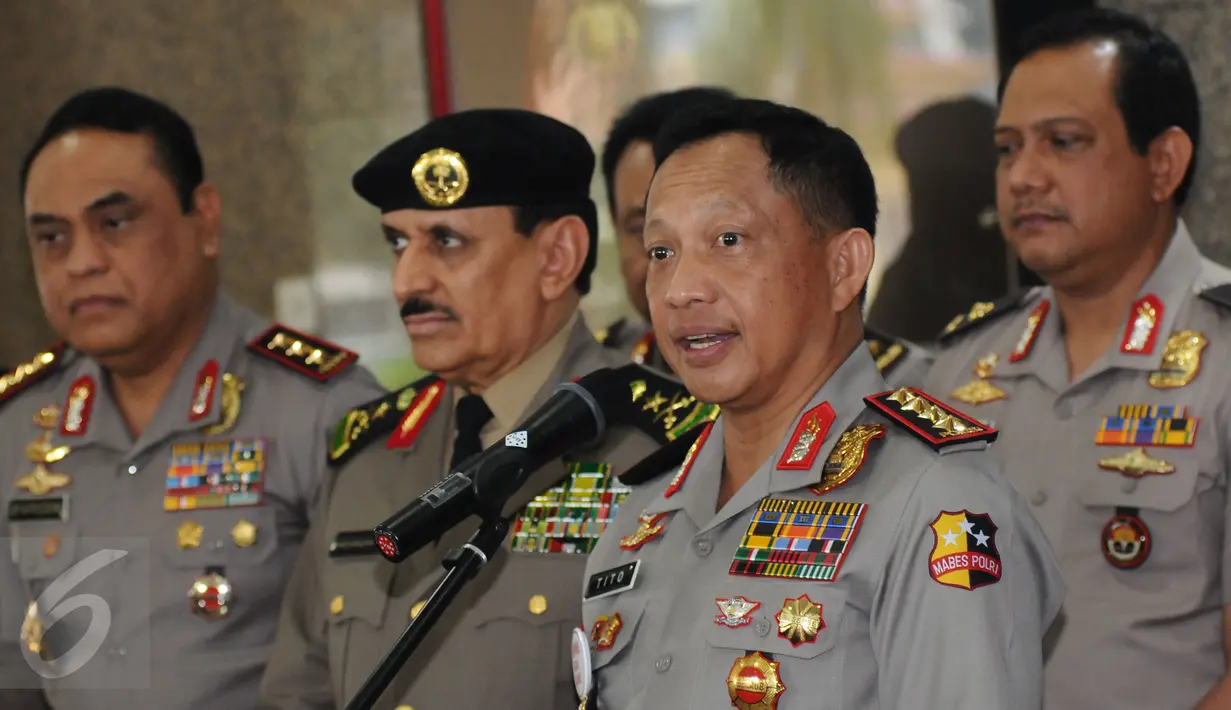 Kapolri Jenderal Pol Tito Karnavian memberi keterangan usai menerima Kepala Kepolisian Arab Saudi General Othman bin Nasser Al Mehrej di Jakarta, Selasa (18/4). Pertemuan untuk menindaklanjuti nota kesepahaman. (Liputan6.com/Helmi Fithriansyah)