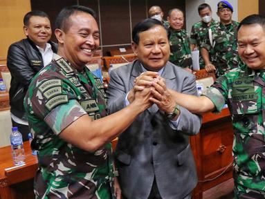 Menteri Pertahanan Prabowo Subianto (tengah), KASAD Jenderal TNI Dudung Abdurachman dan Panglima TNI Jenderal Andika Perkasa melakukan salam komando usai Rapat Dengar Pendapat dengan Komisi I DPR RI, di Kompleks Parlemen, Jakarta, Senin (26/9/2022). Pada rapat Komisi I, 5 September lalu, Dudung tak hadir mendampingi Andika sehingga anggota Komisi I DPR Effendi Simbolon pun menghembuskan isu ketidakharmonisan di antara keduanya. (Liputan6.com/Angga Yuniar)
