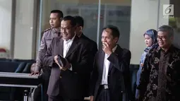 Sapriyanto Refa bersama rekannya tiba di gedung KPK, Jakarta, Jumat (12/1). Fredrich dipanggil KPK untuk diperiksa sebagai tersangka dugaan menghalangi dan merintangi penyidikan kasus e-KTP dengan tersangka Setya Novanto. (Liputan6.com/Faizal Fanani)