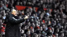 Chelsea's manager Luiz Felipe Scolari directs his players against Manchester United during English Premier League match on January 11, 2009 at Old Trafford in Manchester. AFP PHOTO/ANDREW YATES