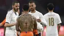 Penyerang Belanda, Memphis Depay, bertukar baju dengan gelandang Italia, Leonardo Spinazzola. Dalam pertandingan tersebut Italia berhasil menciptakan lima kesempatan, sedangkan Belanda memperoleh empat tendangan tepat sasaran. (AFP/John Thys)