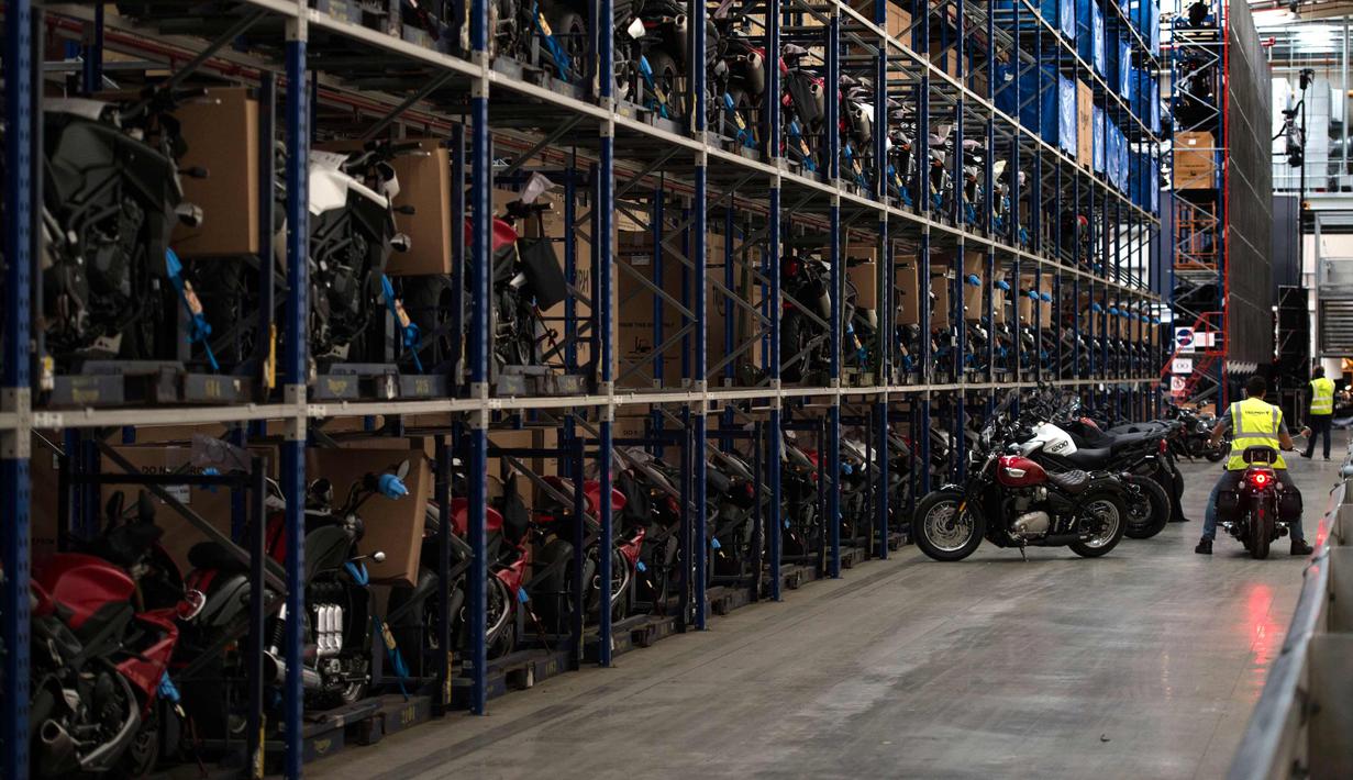 Ratusan sepeda motor Triumph berada di rak usai selesai di rakit di pabriknya di Hinckley, Inggris (2/10). Sejak 1902, Triumph dikenal dengan produksi motornya ber-cc besar. (AFP Photo/Oli Scarff)