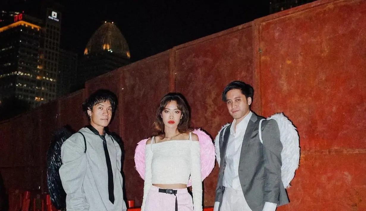 <p>Kali ini Widi Vierratale memadukan outfit bernuansa pink putih. Mengenakan cargo pants berwarna pink yang dipadukan dengan long sleeve bergaya sabrina dengan tali. [instagram/widikidiwdkdw]</p>