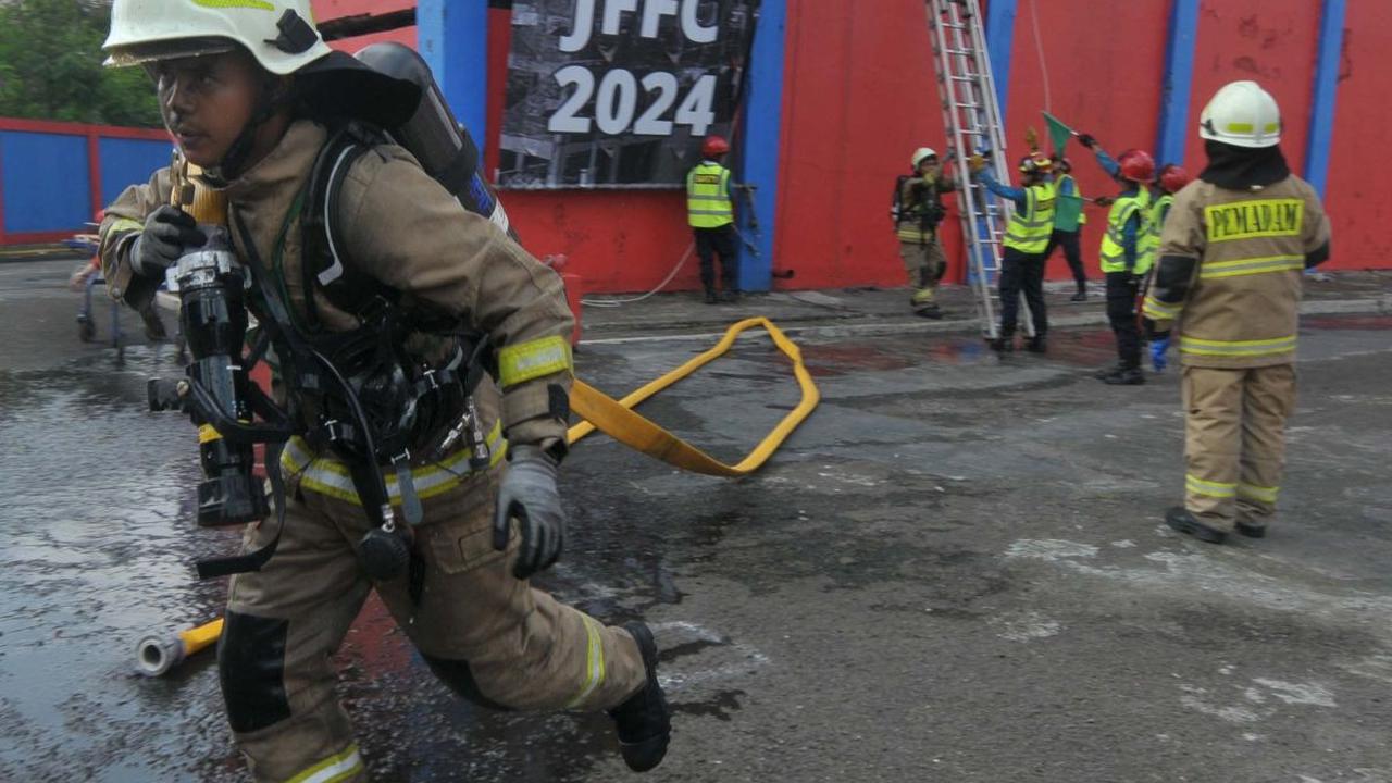 Sejumlah pemadam kebakaran menunjukkan ketangkasannya saat bersaing dalam Jakarta Fire Fighter Challenge 2024 di Pusdiklat Damkar Ciracas, Jakarta, Kamis (27/6/2024). Dalam rangka menyemarakkan HUT ke-497 DKI Jakarta,&nbsp;Dinas Penanggulangan Kebakaran d
