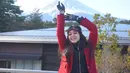 Bersama sang ibunda, Gracia menikmati suasana musim dingin minus dua derajat di pegunungan Fujiyama. Tempat wisata lainnya punnampaknya juga dikunjungi mereka saat itu. (Instagram/graciaz14)
