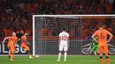 Striker Belanda, Memphis Depay melakukan tendangan penalti ke gawang Turki pada kualifikasi Grup G Piala Dunia Qatar 2022 di stadion Johan Cruijff Arena di Amsterdam (8/9/2021). Belanda menang telak atas Turki 6-1. (AFP/John Thys)