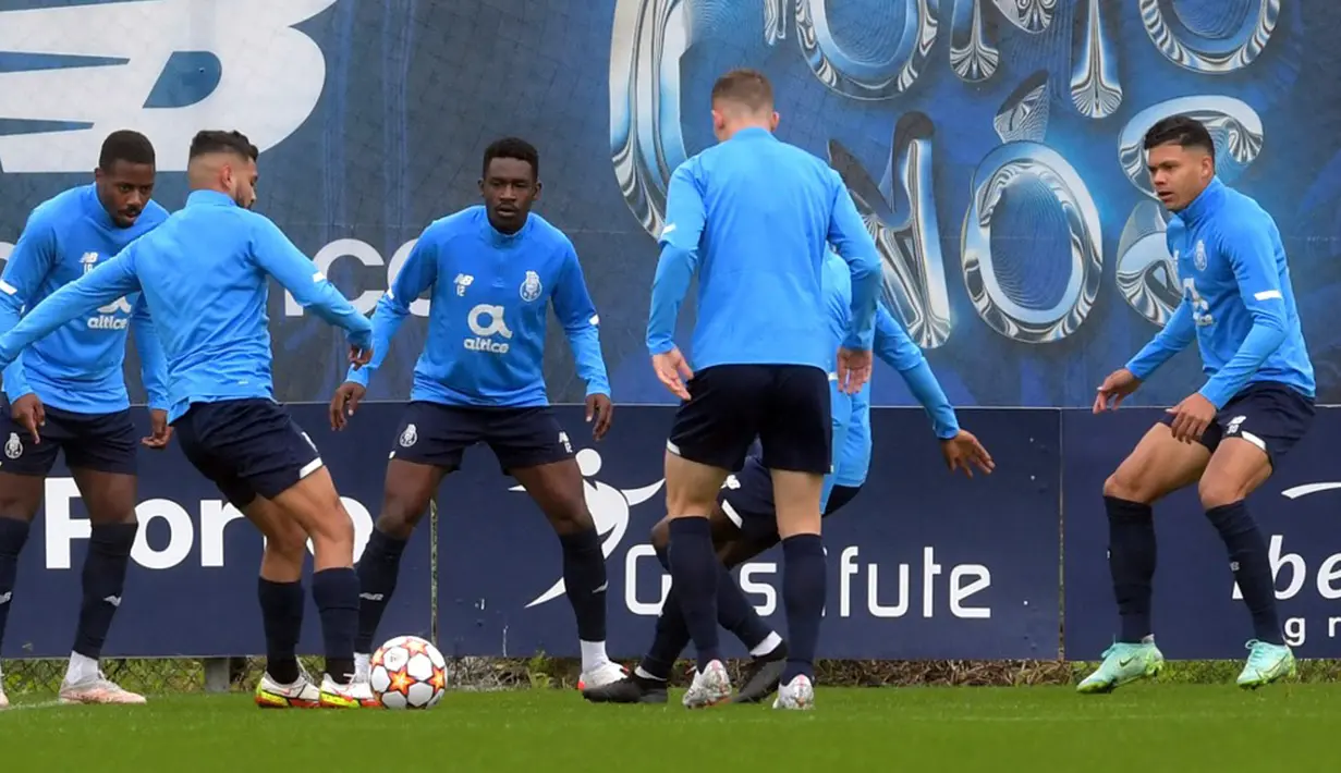Para pemain FC Porto ambil bagian dalam sesi latihan jelang menghadapi AC Milan pada pertandingan Grup B Liga Champions di FC Porto's Olival, Vila Nova de Gaia, Portugal, 2 November 2021. Porto akan melawan AC Milan pada 4 November 2021. (FERNANDO VELUDO/AFP)