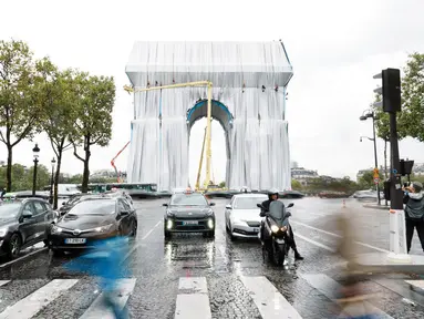 Pemandangan Arc de Triomphe di Paris yang dibungkus, pada Selasa (14/9/2021). Monumen bersejarah Paris Arc de Triomphe ditutup plastik daur ulang, sebagai seni instalasi karya seniman Christo dan Jeanne-Claude yang dipamerkan September hingga Oktober 2021. (AP Photo/Thibault Camus)