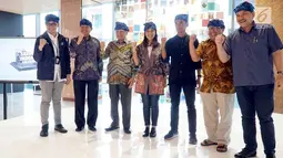 Penerima apresiasi Semangat Astra Terpadu Untuk Indonesia (SATU Indonesia) Awards 2018 Narman (ketiga kanan) foto bersama para juri SATU Indonesia Awards 2019 dengan mengenakan ikat kepala khas Baduy, Jakarta, Senin (11/3).(Liputan6.com/HO/Eko)