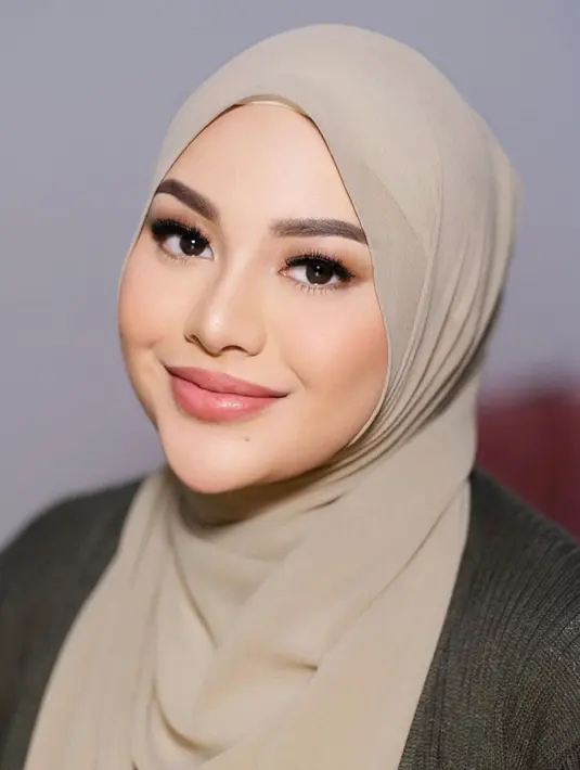 Dengan gaya hijab kasual dan warna outfit bak cewek bumi, Aurel tampil cantik luar biasa dengan makeup bernuansa merah muda yang lembut. [Foto: Instagram/makeupbylaode]