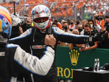 Esteban Ocon dari tim Alpine F1-Renault akhirnya memenangi Grand Prix ke-11 yang berlangsung di Sirkuit Hongaroring. Balapan penuh drama tersaji dalam perlombaan yang menempuh 70 lap tersebut. (Foto: AFP/Pool/Florion Goga)