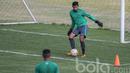 Penjaga gawang Timnas Indonesia U-19, Muhammad Riyandi, berusaha mengoper bola saat latihan. Kiper Barito Putera ini juga merupakan salah satu wonderkid di skuat Garuda Muda karena pengalamannya di level senior. (Bola.com/Vitalis Yogi Trisna)