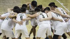 Para pemain Banten merayakan kemenangan atas Jawa Tengah pada laga final Pomnas XVI 2019 di GOR Soemantri Brodjonegoro, Jakarta, Selasa (24/9). Banten menang 90-68 atas Jateng. (Bola.com/Vitalis Yogi Trisna)