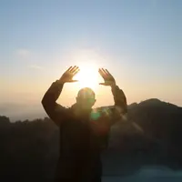 Suana pagi di puncak Gunung Kelimutu begitu memesona. (Edy Suherli/Fimela.com)