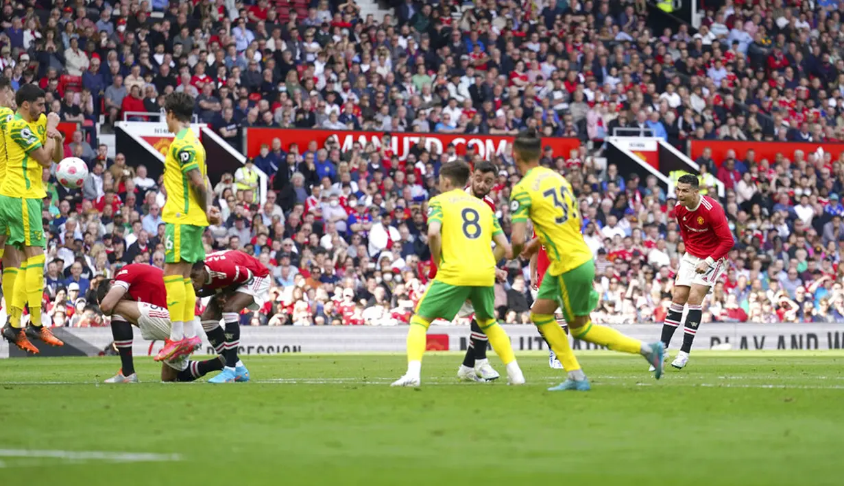 Pemain Manchester United Cristiano Ronaldo (kanan) mencetak gol ke gawang Norwich City pada pertandingan sepak bola Liga Inggris di Stadion Old Trafford, Manchester, Inggris 16 April 2022. Manchester United menang 3-2. (AP Photo/Jon Super)