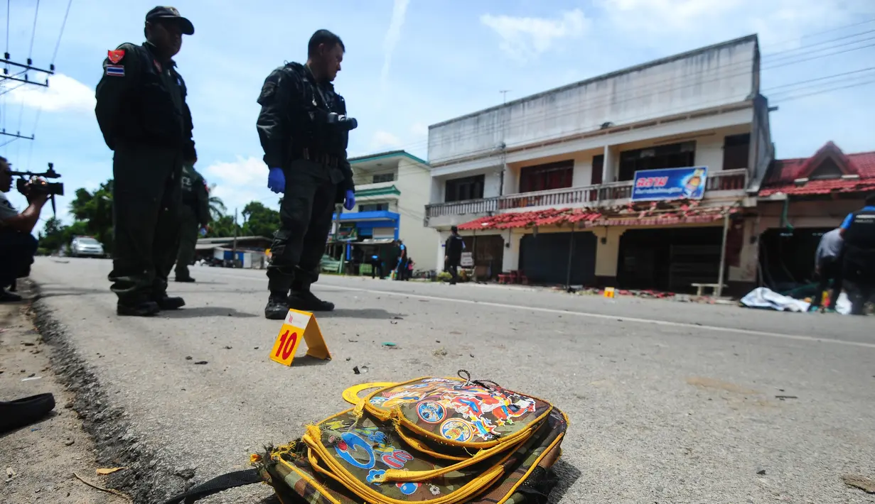 Tas sekolah tergeletak di lokasi serangan bom di luar sebuah sekolah di distrik Tak Bai, Thailand, Selasa (6/9). Bom motor itu meledak ketika seorang ayah mengantarkan putrinya (4) ke sekolah hingga menyebabkan keduanya tewas. (Madaree TOHLALA/AFP)
