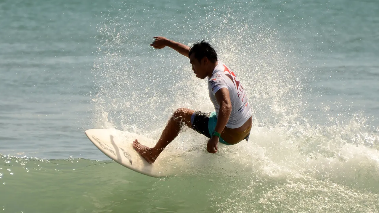 Bermain Surfing di Pantai Kuta