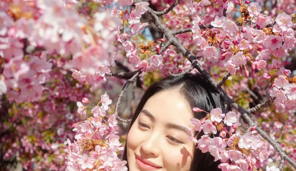 Di tengah mekarnya bunga sakura, Natasha Wilona tuai pujian dengan tampilan wajah yang cantik natural [@natashawilona12]