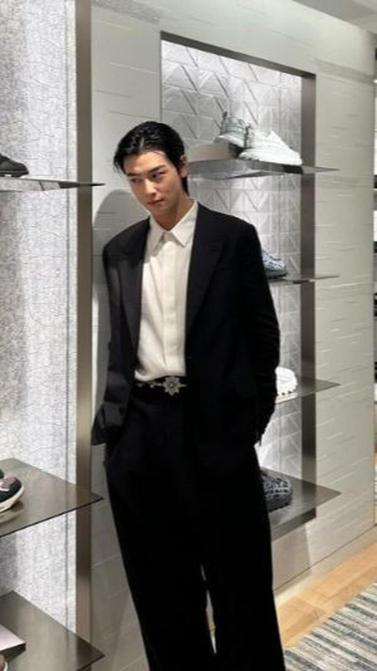 Terlihat Seperti CEO Muda dalam Penampilannya untuk #DiorSpring24