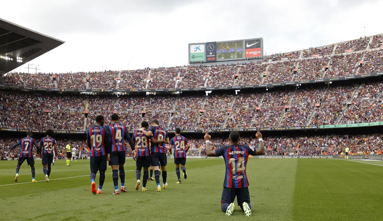 Sementara satu gol Barcelona lainnya dicetak oleh Memphis Depay pada menit ke-41. Kemenangan itu untuk sementara berhasil membuat Blaugrana bertengger di puncak klasemen Liga Spanyol. (AP/Joan Monfort)