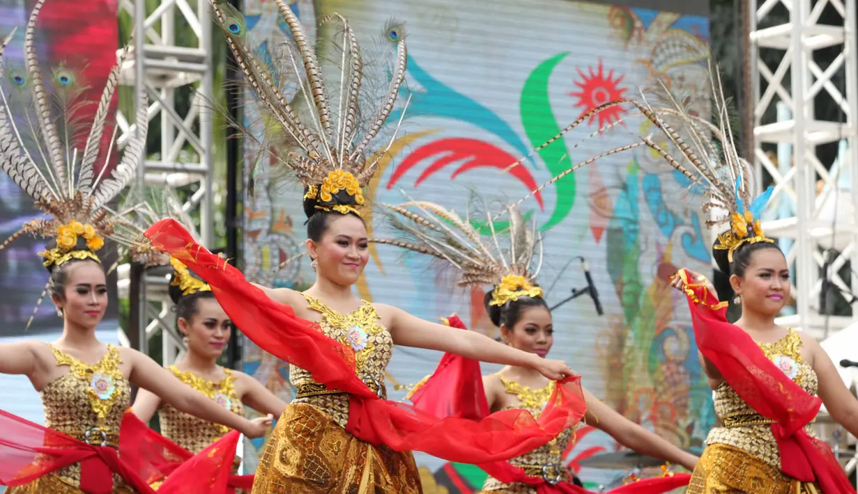 Tarian dari berbagai daerah turut meramaikan acara peluncuran Logo Asian Games 18th di Senayan, Jakarta, Sabtu (27/12/2015). (Bola.com/Nicklas Hanoatubun)