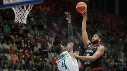 Pebasket Indonesia, Marques Tarell Bolden (kanan) berusaha mencetak poin dihadang oleh pebasket Arab Saudi, Mohammed Almarwani saat matchday pertama Grup A FIBA Asia Cup 2022 antara Timnas Arab Saudi melawan Timnas Indonesia di Istora Senayan, Jakarta, Selasa (12/07/2022). (Bola.com/Bagaskara Lazuardi) (Bola.com/Bagaskara Lazuardi)