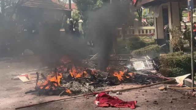 Seorang petugas keamanan (satpam) bernama Imron yang bertugas di Gedung DPRD Kabupaten Cirebon, Jawa Barat, harus kehilangan sepeda motor saat demo ricuh.