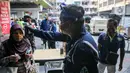 Petugas mengecek suhu pengunjung sebelum memasuki Pasar Tanah Abang Blok A, Jakarta, Senin (15/6/2020). Setelah hampir tiga bulan ditutup, kawasan Pasar Tanah Abang kembali beroperasi pada Senin (15/6) diikuti dengan penerapan protokol kesehatan pencegahan Covid-19. (Liputan6.com/Faizal Fanani)