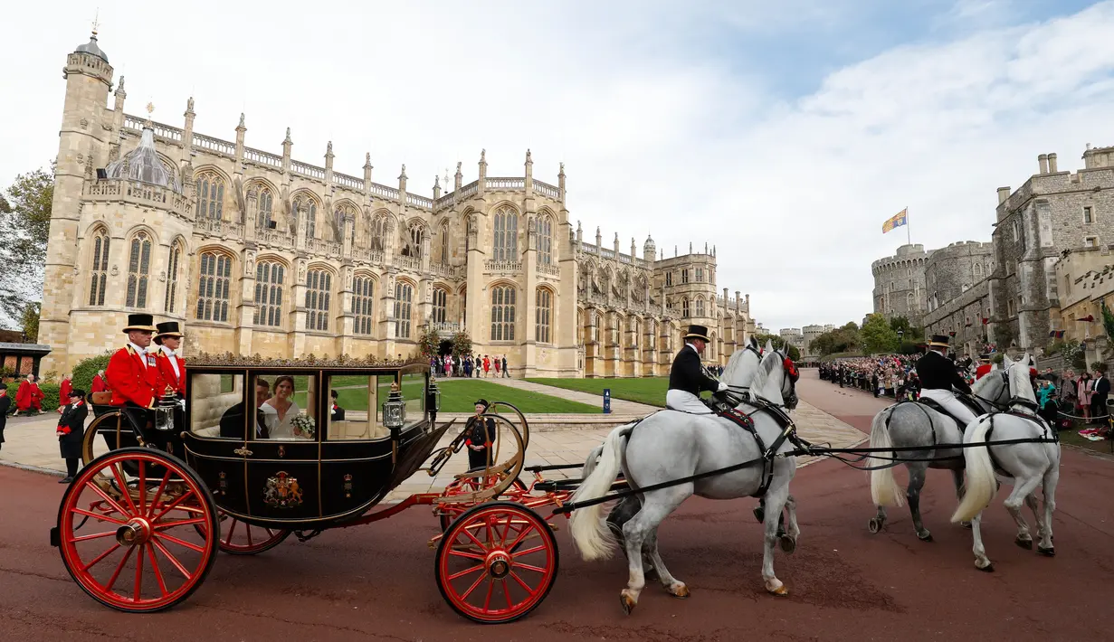 Putri Eugenie dan Jack Brooksban melakukan perjalanan di Scottish State Coach usai melangsungkan pernikahan di Kapel St. George, Windsor Castle, London, Inggris,  Jumat (12/10). (Adrian Dennis / Pool via AP)