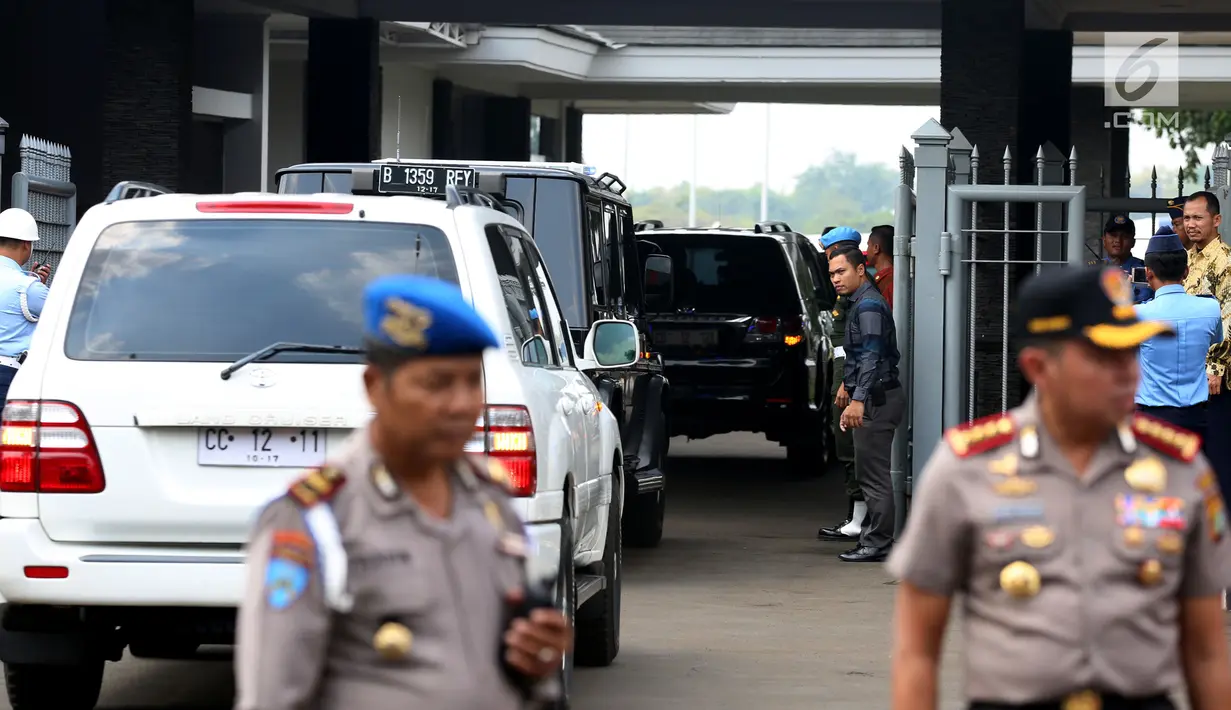 Iring-iringan rombongan Presiden Amerika Ke-44 Barack Obama saat memasuki Bandara Halim Perdanakusuma Jakarta, Minggu (2/7). Obama dan keluarga mengakhiri masa liburannya di Indonesia pada siang ini. (Liputan6.com/Johan Tallo)