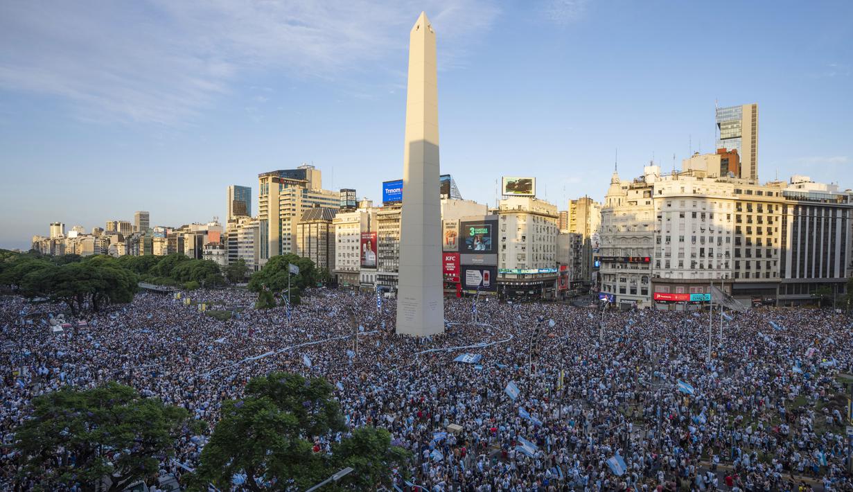 Ribuan suporter Argentina tumpah ruah di pusat kota Buenos Aires usai Lionel Messi cs berhasil menaklukkan Kroasia dan melaju partai final Piala Dunia 2022. (AP Photo/Victor R. Caivano)