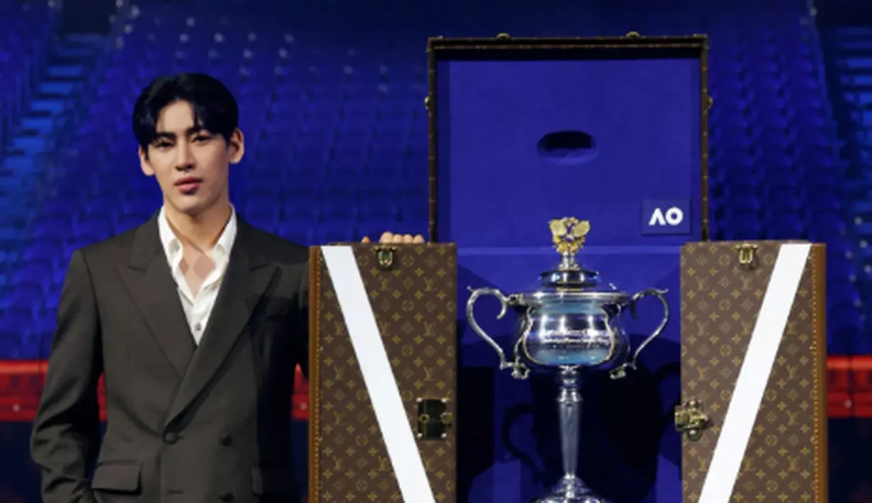 Keduanya mendapat kehormatan untuk mempresentasikan trofi bergengsi Daphne Akhurst Memorial Cup, simbol kejayaan tertinggi bagi juara tunggal putri Australian Open.  [Foto: Louis Vuitton]