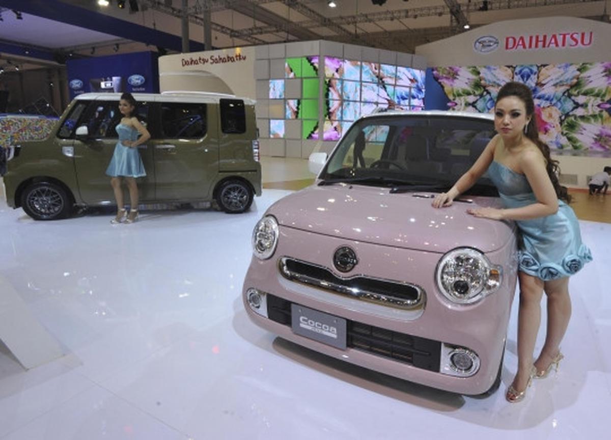 Aduhai model-model seksi hiasi pameran otomotif GIIAS 2015