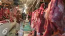 Aktivitas jual beli daging sapi di Pasar Senen, Jakarta, Jumat (5/8). Pemerintah mencabut ketentuan kewajiban importir daging untuk menyerap daging lokal sebanyak tiga persen dari total kuota impor yang diperoleh. (Liputan6.com/Angga Yuniar)