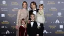 Gelandang Real Madrid asal Kroasia, Luka Modric, bersama keluarganya menghadiri malam penghargaan Ballon d'Or di Paris, Senin (3/12). Dirinya berhasil meraih gelar Ballon d'Or. (AFP/Anne-Christine Poujoulat)
