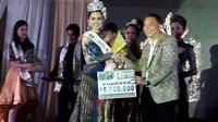 Peraih gelar Ratu Bunga Nusantara 2017 mengalahkan 13 gadis cantik lainnya di babak grand final. (Liputan6.com/Yoseph Ikanubun)