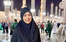 Bikin Pangling, Potret Cantik Menawan Ira Wibowo Berhijab saat Jalani Umrah