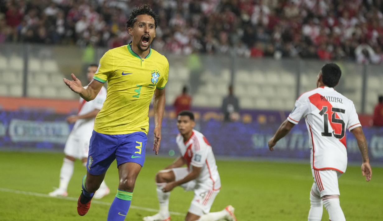 Pemain Brasil, Marquinhos, melakukan selebrasi setelah mencetak gol ke gawang Peru pada laga kualifikasi Piala Dunia 2026 zona CONMEBOL, Rabu, (13/9/2023). Tim Samba menang dengan skor tipis 1-0. (AP Photo/Martin Mejia)