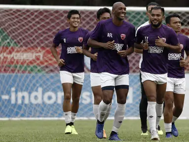 Pemain PSM Makassar, Alesandro Ferreira, tertawa bersama Zulham Zamrun saat latihan di Stadion PTIK, Jakarta, Minggu (2/12). Latihan ini persiapan jelang laga Liga 1 melawan Bhayangkara FC. (Bola.com/Yoppy Renato)