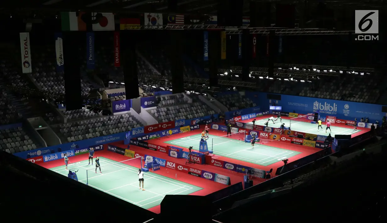 Sejumlah pebulutangkis India melakukan latihan uji lapangan jelang pelaksanaan turnamen Indonesia Open 2019 di Istora Senayan, Jakarta, Senin (15/7/2019). Indonesia Open 2019 akan dihelat pada 16-21 Juli 2019. (Liputan6.com/Helmi Fithriansyah)