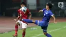 Pemain tengah Timnas Indonesia U-19, Alfriyanto Nico Saputro (kiri) berebut bola dengan John Dale Reas Do (Filipina U-19) pada lanjutan penyisihan grup A Piala AFF U-19 2022 di Stadion Patriot Candrabhaga, Bekasi, Jawa Barat, Jumat (8/7/2022). Laga berakhir dengan keunggulan Timnas Indonesia U-19 dengan skor 5-1. (Liputan6.com/Helmi Fithriansyah)