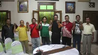 Kelompok suporter dari kawasan DI Yogyakarta melakukan deklarasi damai jelang berlangsungnya babak 8 besar Piala Jenderal Sudirman di Sleman. (Bola.com/Romi Syahputra)