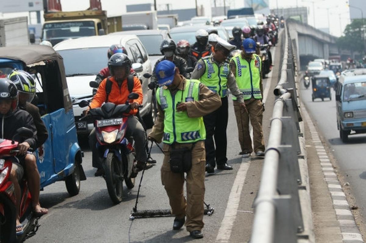 Relawan Saber sapu bersih ranjau paku di kawasan Roxy